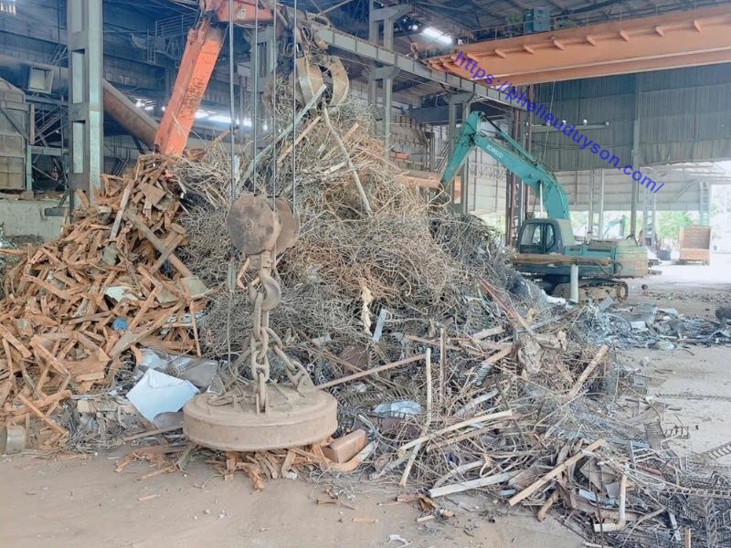 Thu mua sắt thép phế liệu từ công trình xây dựng.